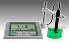  在進行pH測試時，探頭與儀器設置應注意哪些問題？